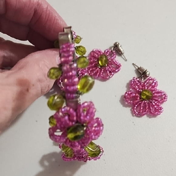 Y2K Vibrant Pink and Green Beaded Floral Jewelry Set Bracelet & Post Earrings - Picture 10 of 13